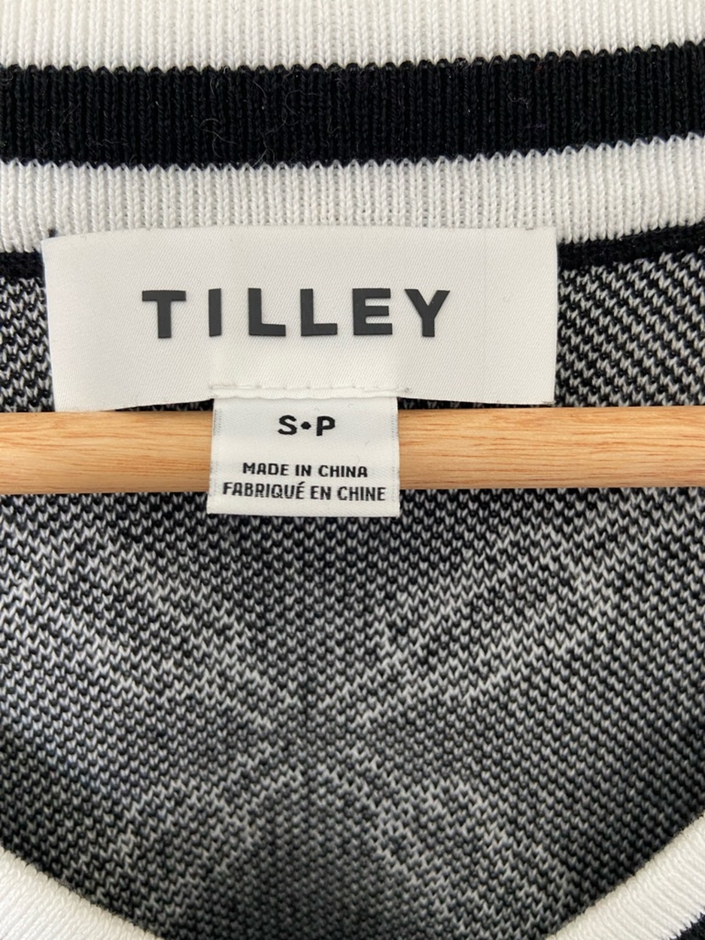Tilley Women’s  Black & White V-Neck Chain Pattern Sweater-S - Picture 2 of 4